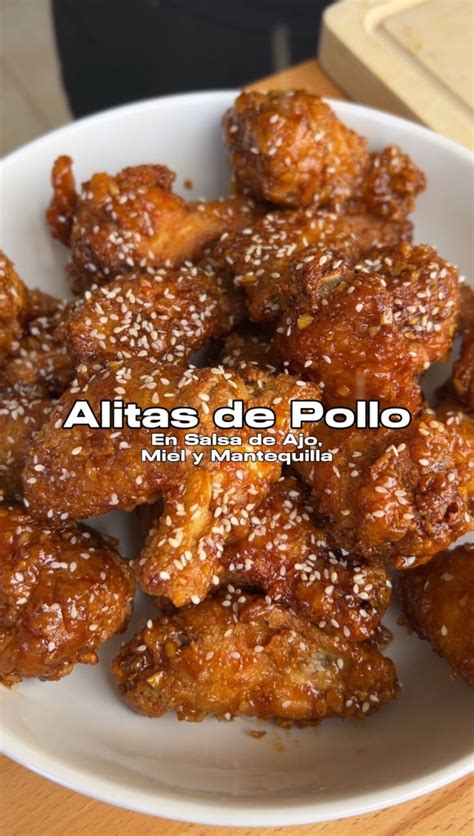 Ingredientes para empanar pollo: huevos batidos, harina de maíz y copos de maíz
