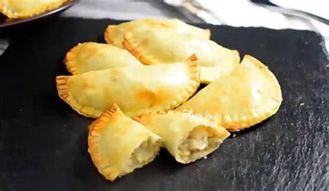 Empanadillas de pollo y maíz doradas en una fuente