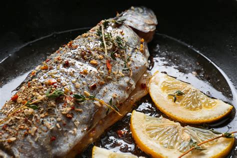 Merluza marinándose con especias y limón