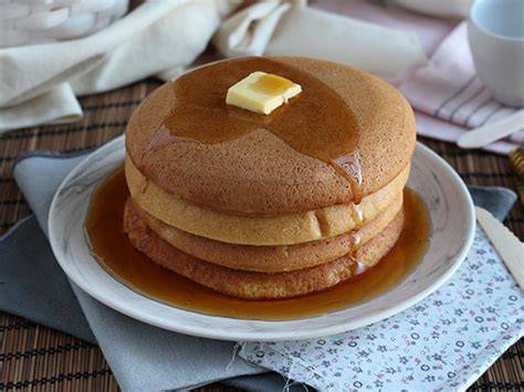 Tortitas japonesas cocinándose en sartén a baja temperatura