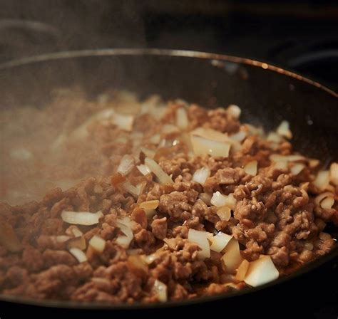 Carne picada con cebolla en una sartén