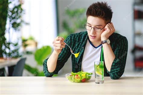 Joven comiendo un postre saludable