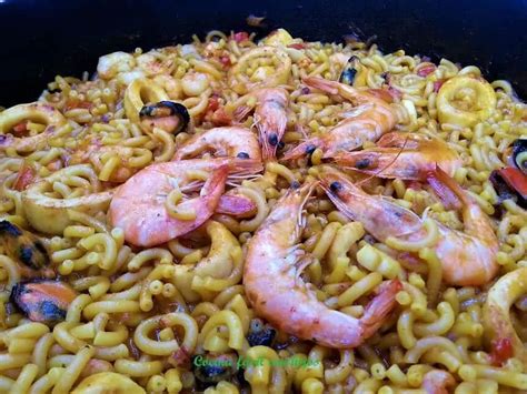 Plato de fideuá con marisco y sepia