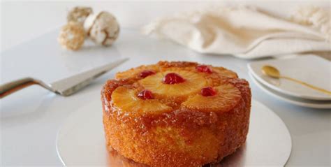 Torta de piña volteada en un plato