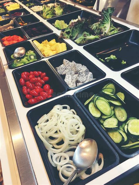 Variedad de ingredientes frescos para ensaladas