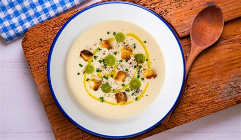 Ingredientes del Ajoblanco: Almendras, pan, ajo, aceite de oliva y vinagre
