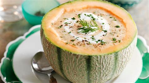 Sopa fría de melón, limón y menta decorada