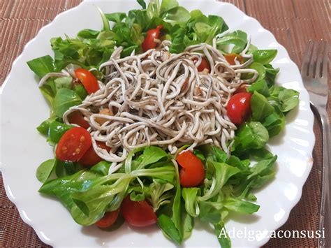 Ensalada de gulas con diferentes tipos de queso