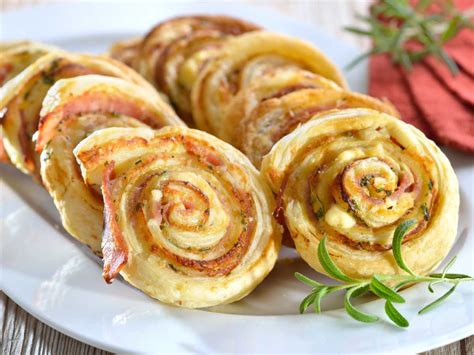 Rollitos de hojaldre con jamón y queso