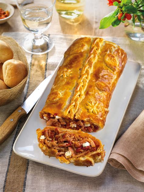 Rollo de hojaldre relleno de carne con decoraciones