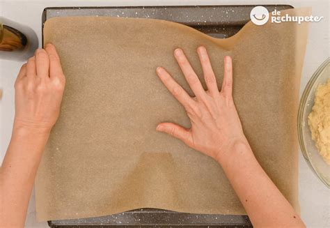 Mantequilla extendida entre papel de horno