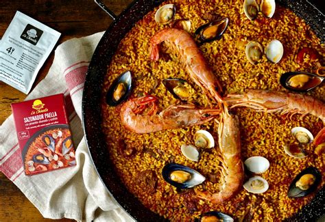 Paella de marisco servida con limón