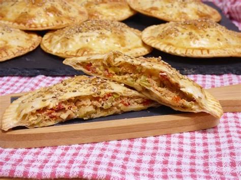 Empanadillas de atún doradas en una bandeja de horno