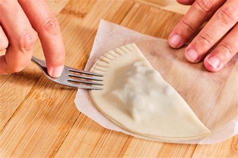 Empanadillas rellenas y selladas con un tenedor