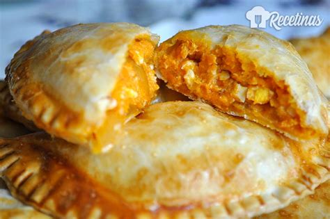 Empanadillas doradas recién salidas del horno