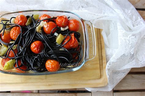 Espaguetis negros cociéndose en una olla
