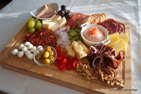 Tabla de aperitivos variados con salmón y queso