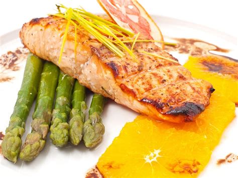 Crema de boniato y espárragos con salmón a la plancha