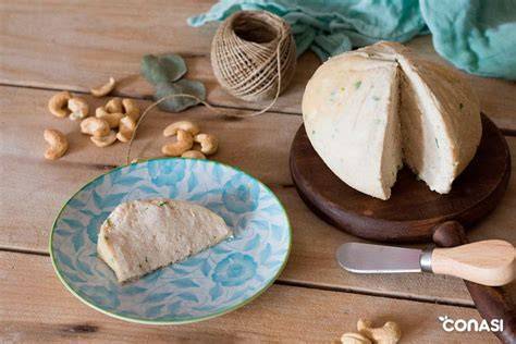 Queso vegano de anacardos cortado en lonchas