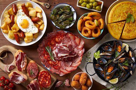 Variedad de tapas en La Bombilla, incluyendo la milanesa y la tortilla