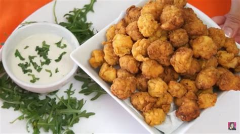 Bolitas de pollo KFC en un plato