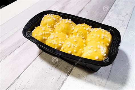 Masa de mona antes de entrar al horno con el huevo integrado