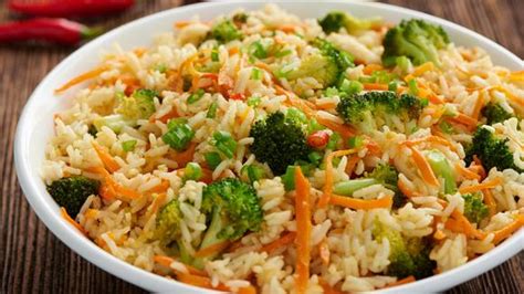 Arroz con brócoli y pimiento sirviendo