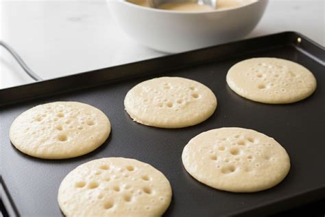 Tortitas con burbujas listas para voltear