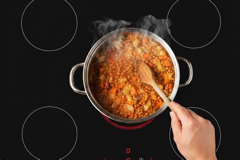 Olla con lentejas cociéndose a fuego lento