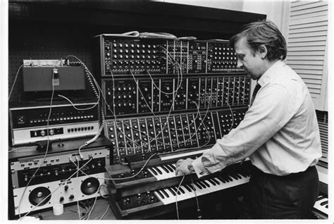 Gershon Kingsley con un sintetizador Moog