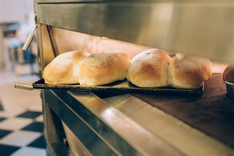 Rebanadas de pan en una bandeja de horno