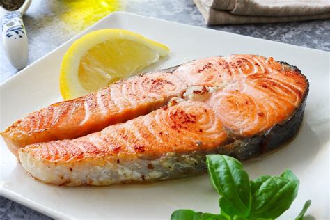 Salmón fresco preparado para el pastel