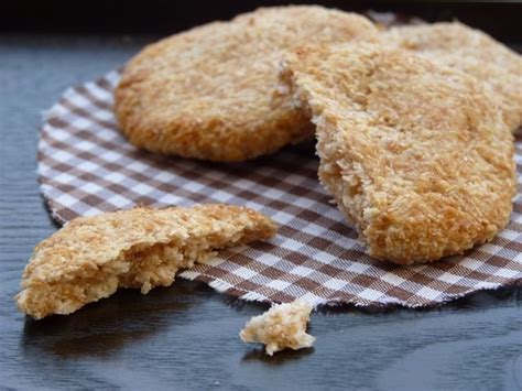 Galletas de espelta y coco recién horneadas