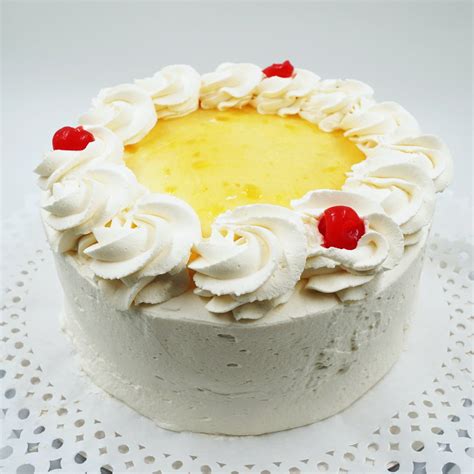 Decoración de torta de piña con crema y coco