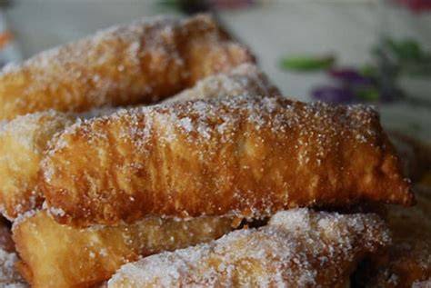 Casadielles recién fritas y rebozadas en azúcar