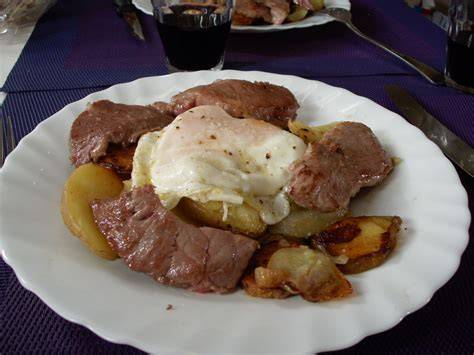 Presa ibérica con patatas paja y alioli
