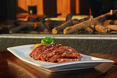 Presa ibérica cocinándose en una parrilla