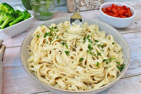 Pasta con salsa Alfredo de coliflor y anacardos
