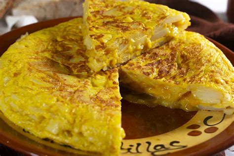 Tortilla de patatas sin cebolla en un plato