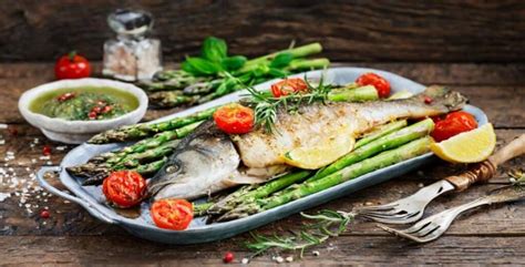 rollitos de pescado con espárragos al horno