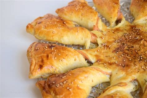 Hojaldre relleno de salmón y queso antes de darle forma