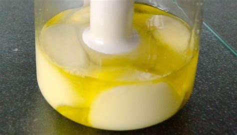 Pasos ilustrados para emulsionar una salsa, mostrando la adición gradual de aceite mientras se bate