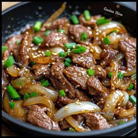 Carne de ternera salteándose en una sartén
