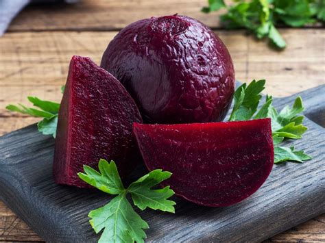 Primer plano de tortitas de remolacha y espinacas apiladas