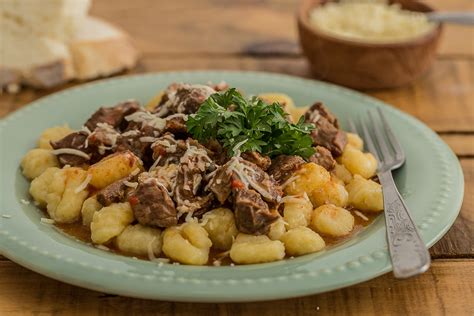 Goulash con ñoquis en un plato rústico