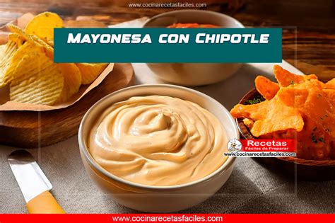 plato de comida con mayonesa de chipotle de acompañamiento