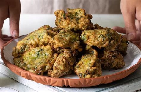 Plato de buñuelos de sardinas sin gluten, dorados y crujientes