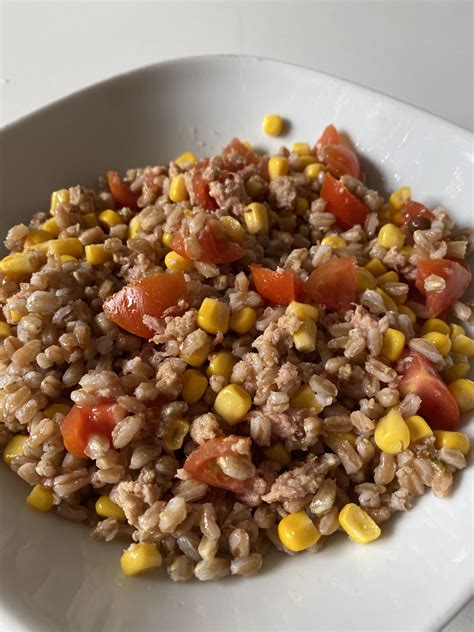 Plato de ensalada con farro