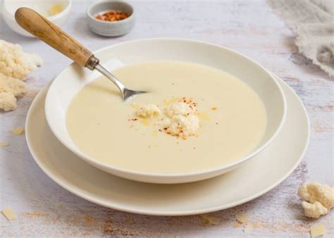 Plato de crema de coliflor decorado con hierbas