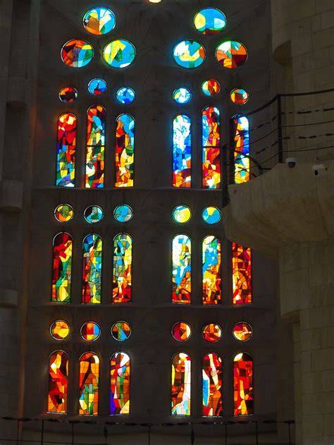 Interior de la Sagrada Familia con vitrales iluminados